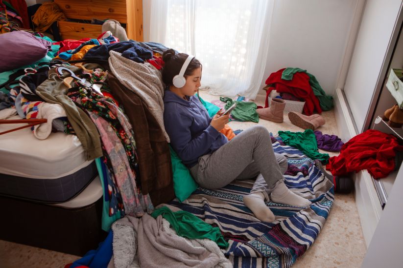 messy-interior-full-clothing (1)