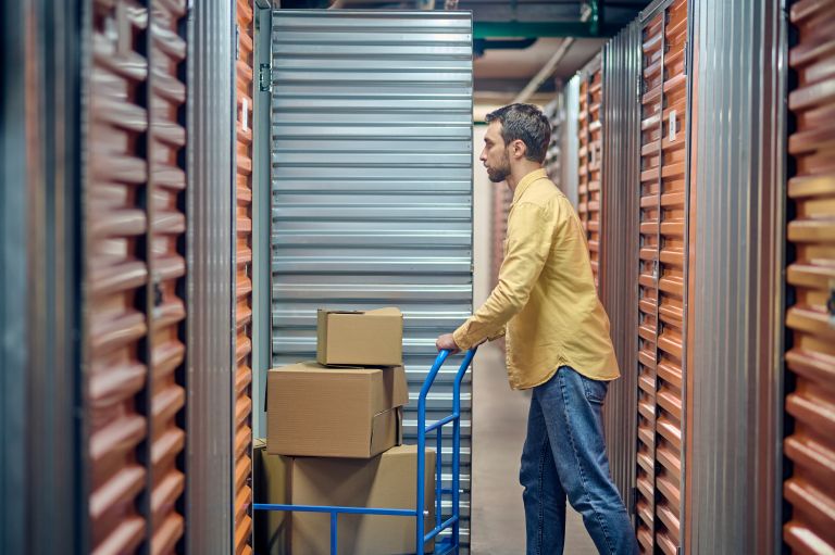 Box de self storage organizado com móveis armazenados