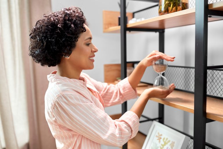 Self storage organizado com caixas empilhadas