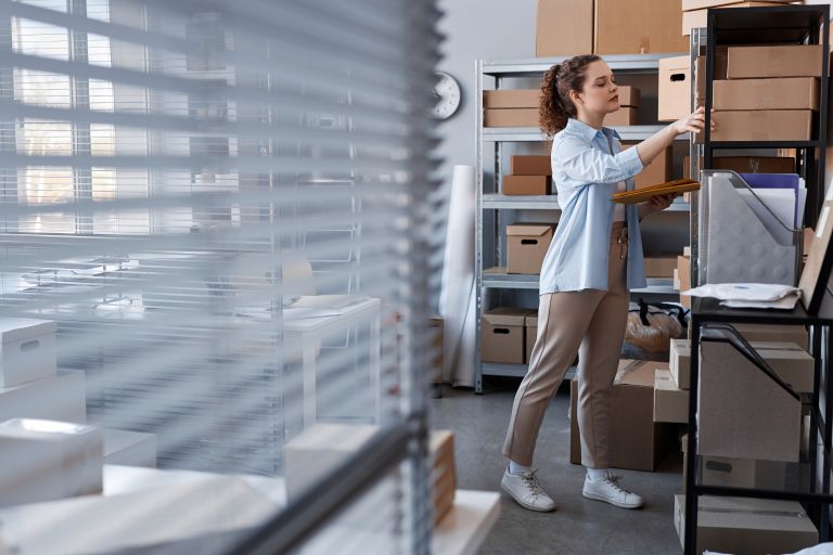 Self storage organizado com caixas e espaço otimizado
