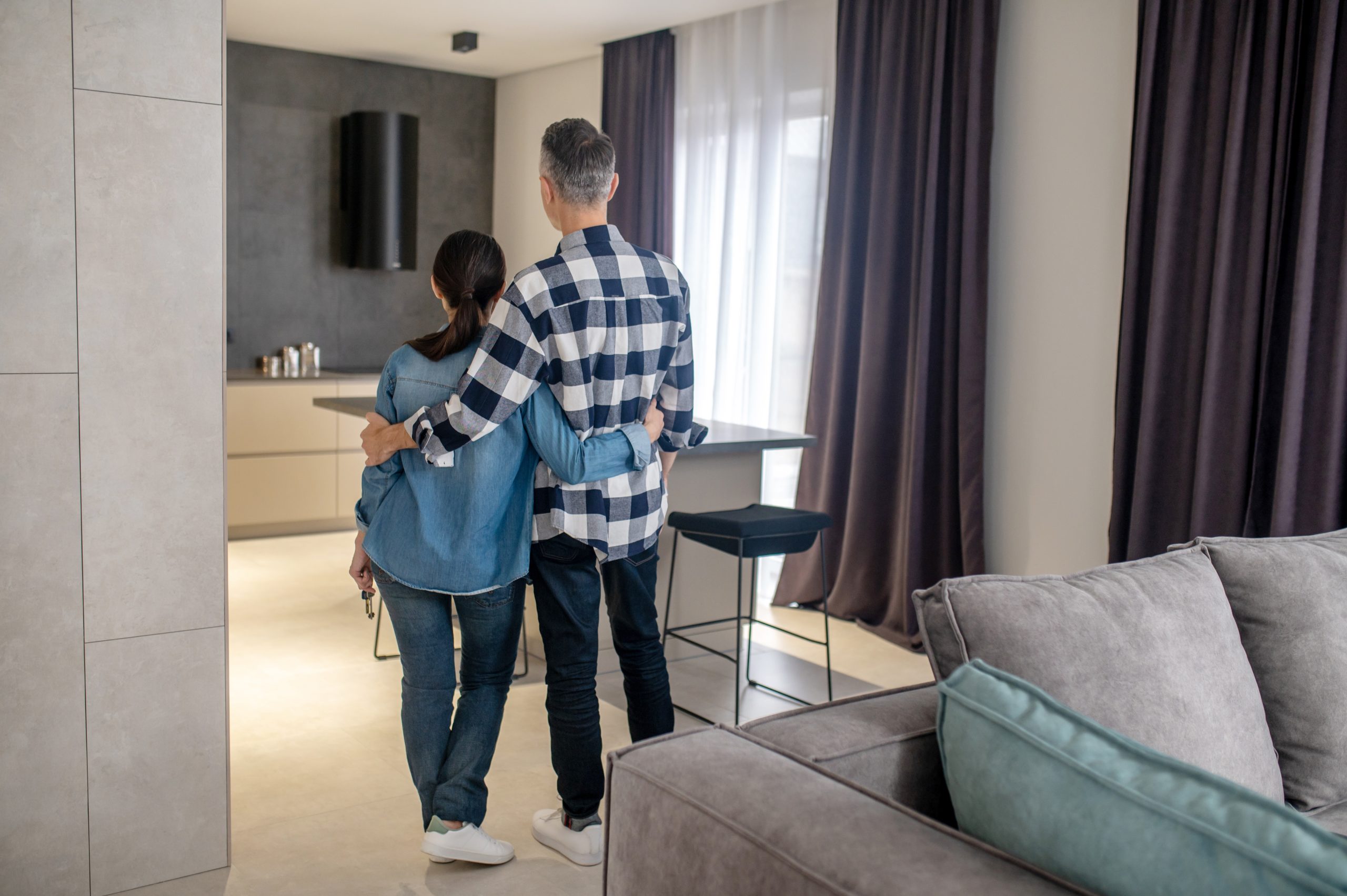 Casal entrando em novo apartamento durante mudança em Salvador