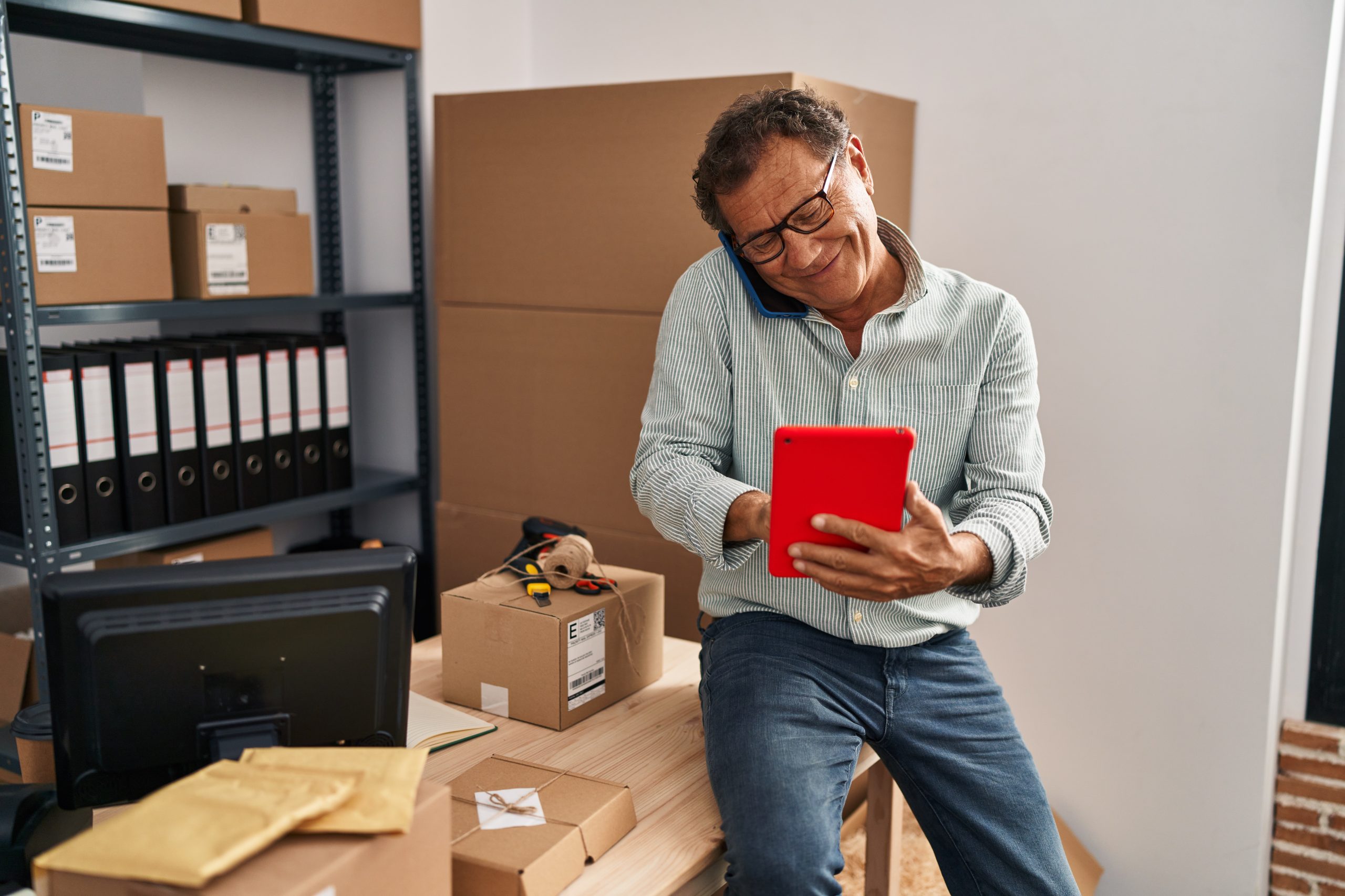 Empreendedor com estoque de loja online ocupando a casa em Salvador
