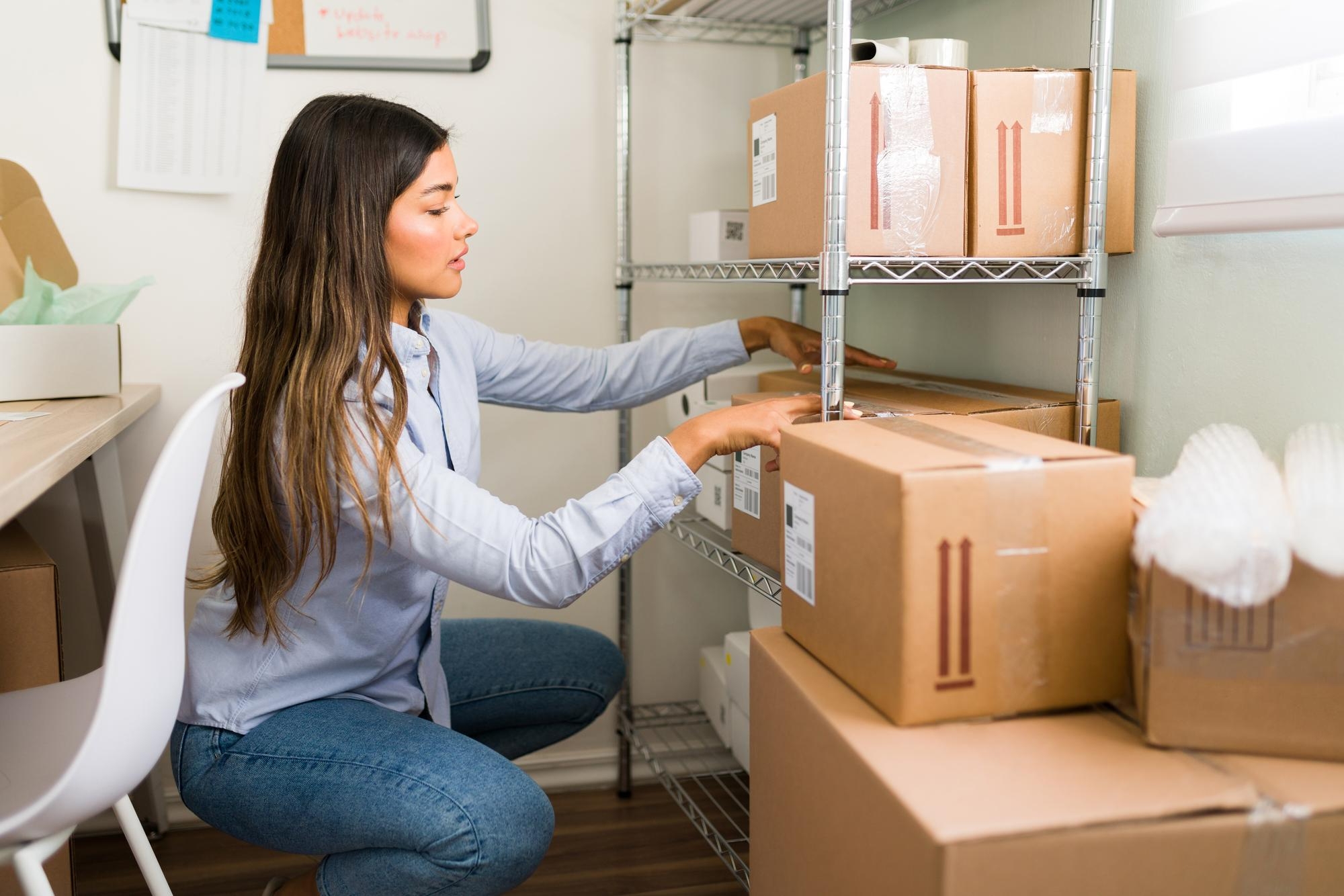 Empreendedora organizando estoque de e-commerce em casa