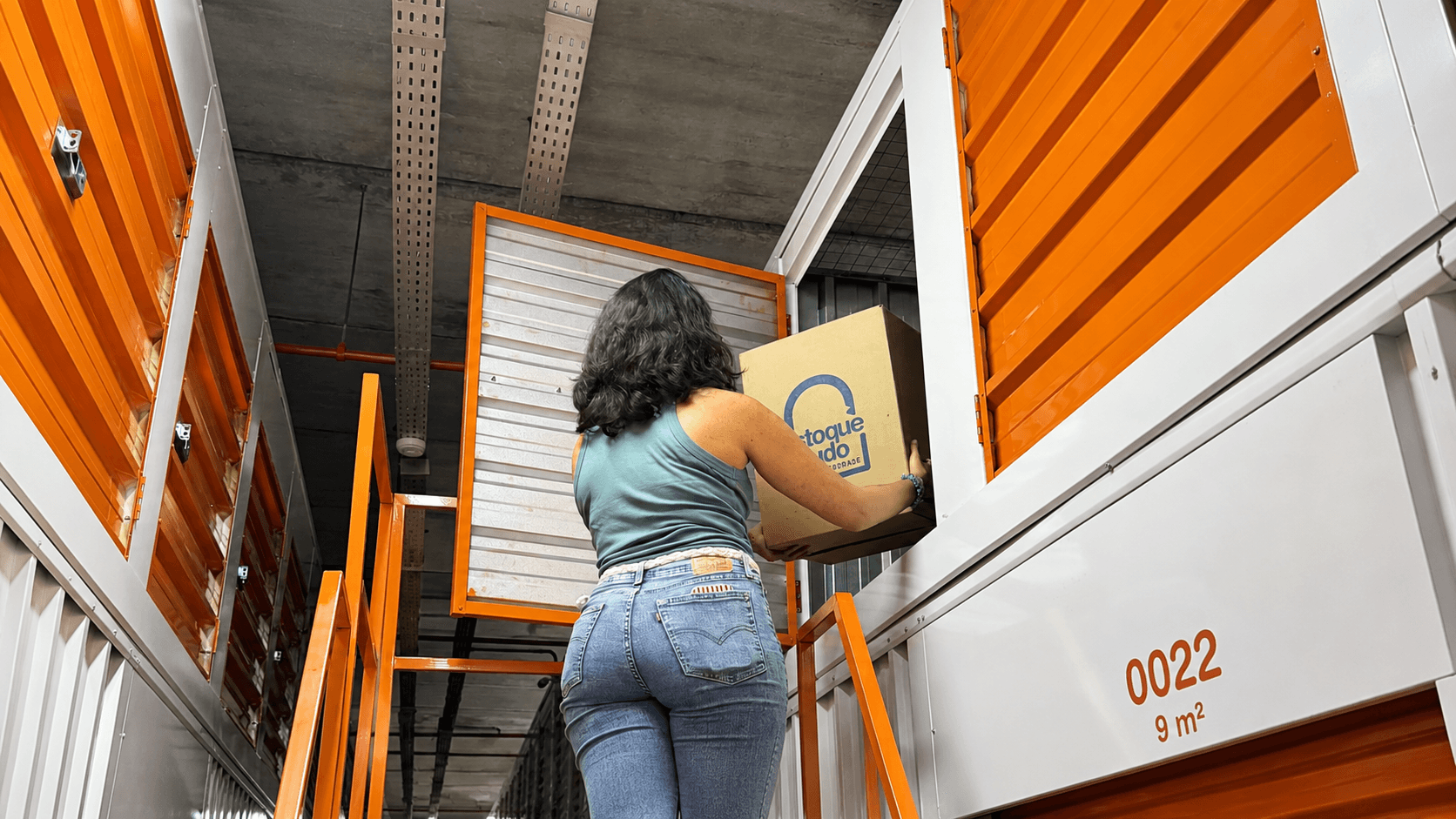 Foto real do interior de um box de 1,30 m² da Estoque Tudo, preferencialmente com a porta aberta para mostrar suas dimensões e capacidade.